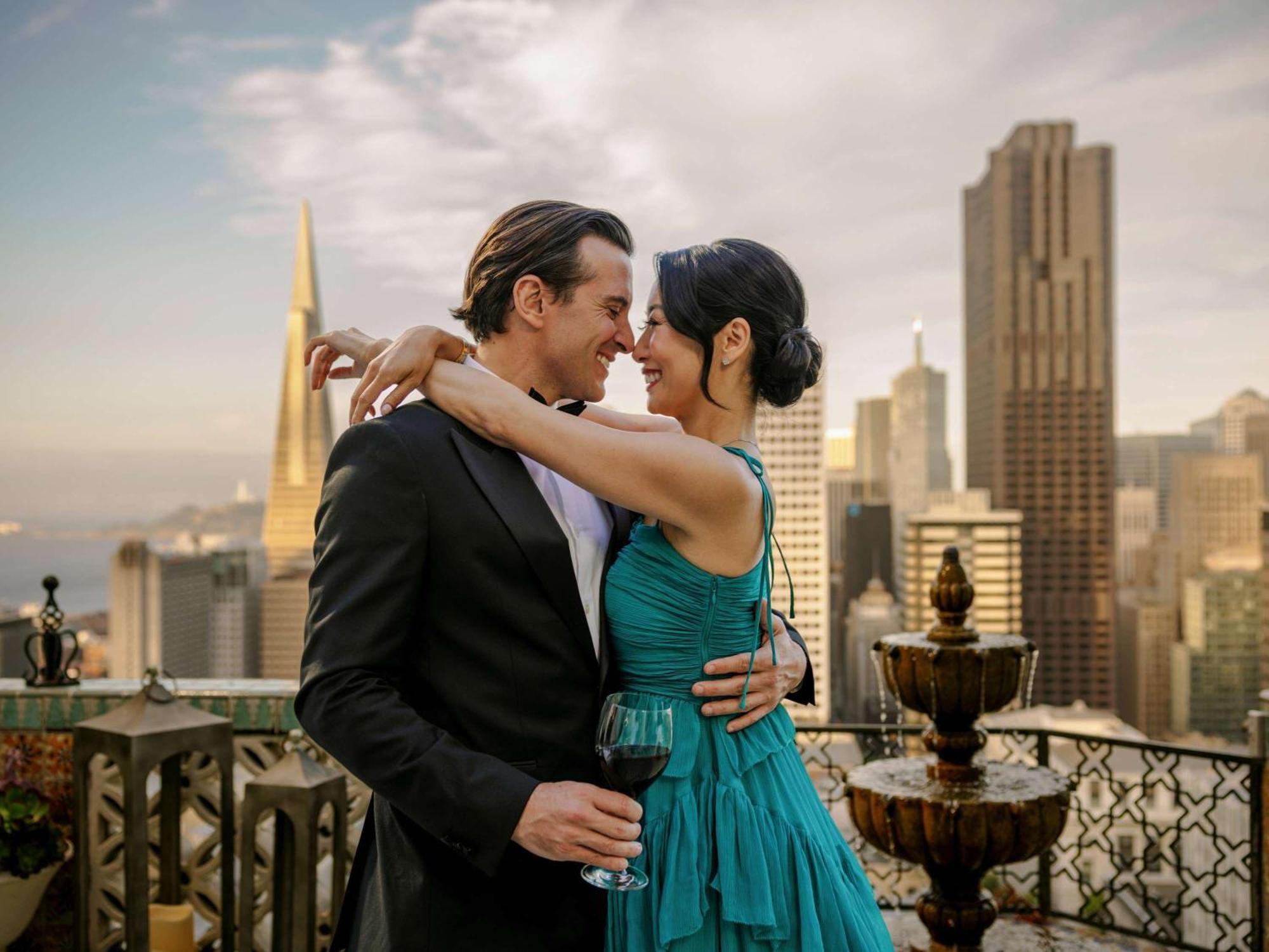 فندق فيرمونت سان فرانسيسكو المظهر الخارجي الصورة A couple at the Mark Hotel