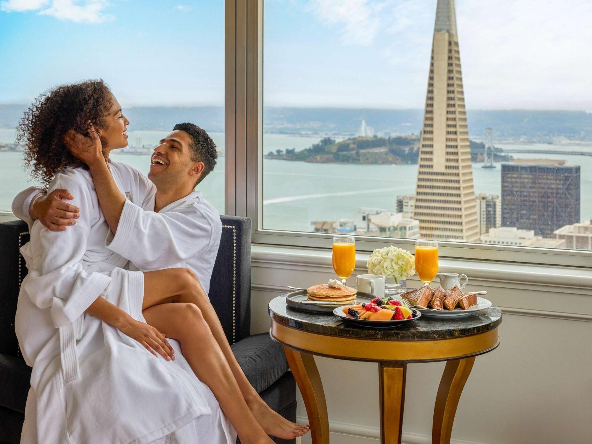 فندق فيرمونت سان فرانسيسكو المظهر الخارجي الصورة A couple at the Fairmont San Diego