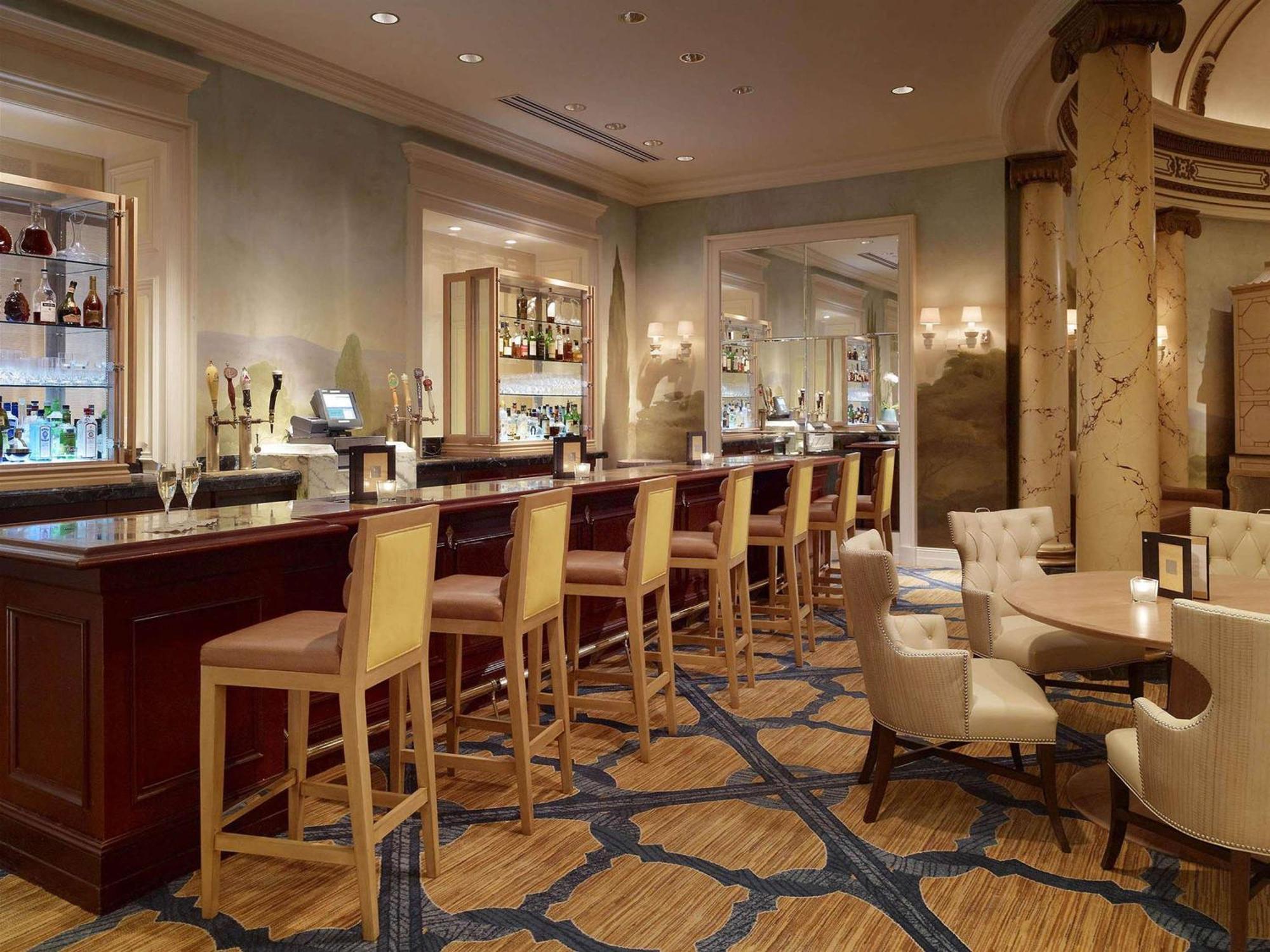 فندق فيرمونت سان فرانسيسكو المظهر الخارجي الصورة The bar at the Four Seasons Hotel, Washington, D.C.