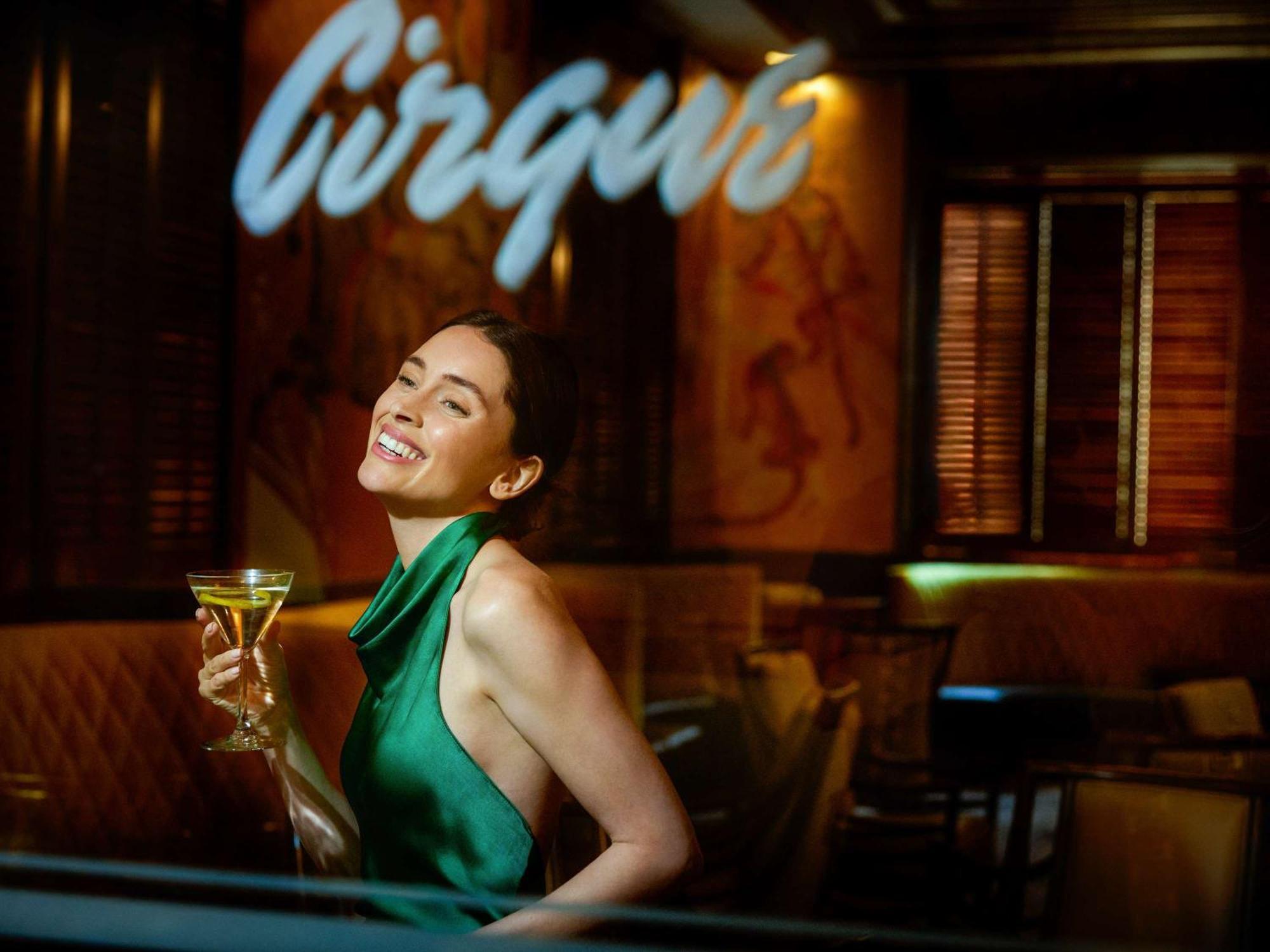 فندق فيرمونت سان فرانسيسكو المظهر الخارجي الصورة A woman at Cirque nightclub