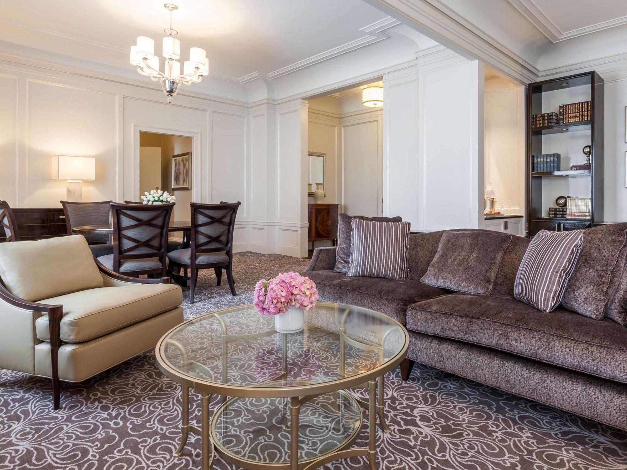 فندق فيرمونت سان فرانسيسكو المظهر الخارجي الصورة A living room in a suite at The Ritz-Carlton, Boston